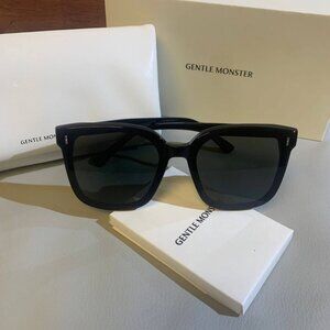 Gentle Monster FRIDA Square Sunglasses Black 01